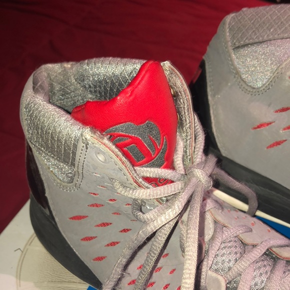 Derrick Rose basketball shoes - Picture 2 of 3